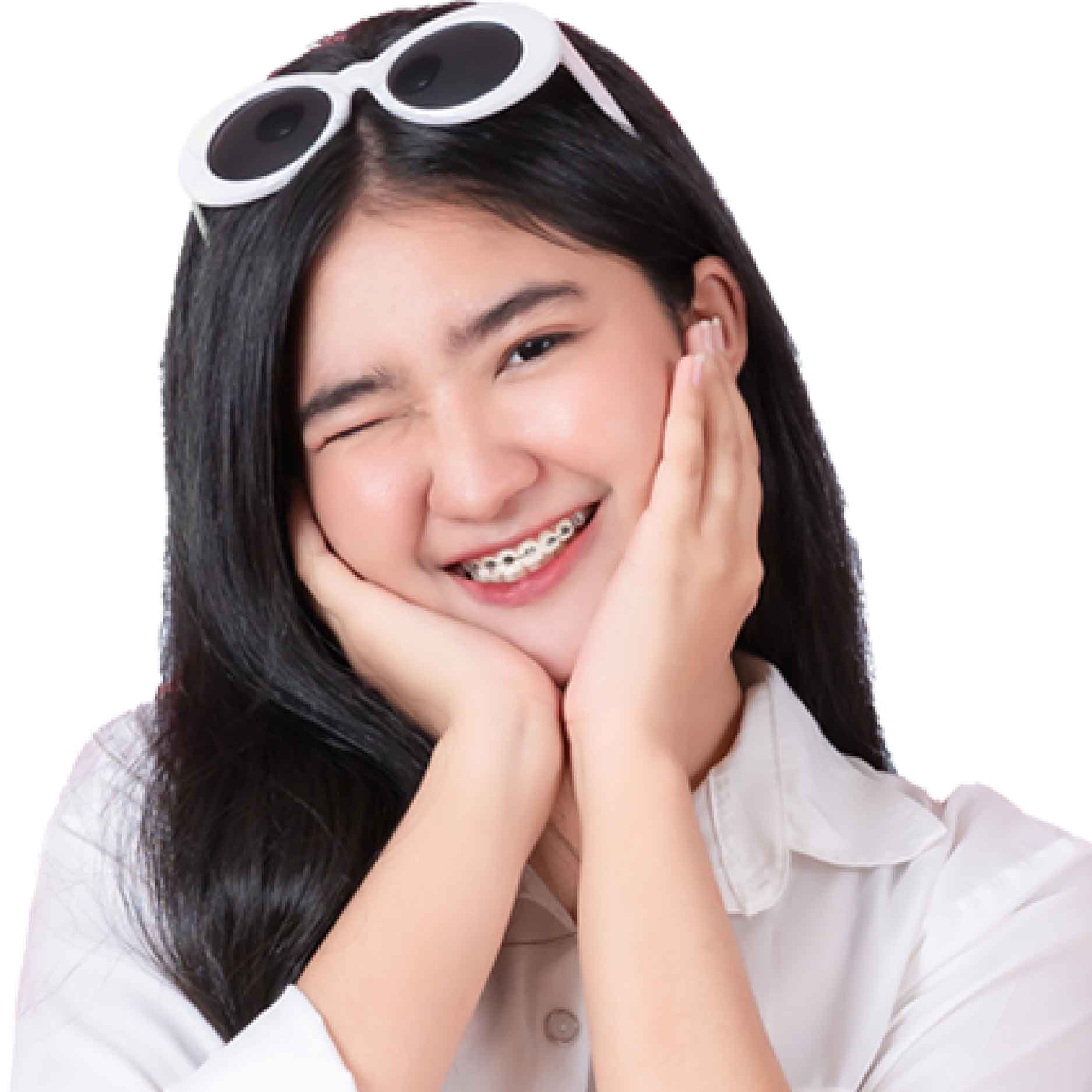 khách hàng niềng răng mắc cài